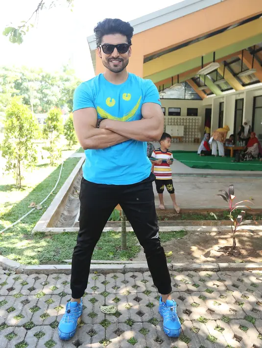 Pasalnya, selain memiliki kemampuan berakting, Gurmeet Choudhary juga sangat piawai dalam menari dan seni bela diri lainnya. Sampai-sampai kabarnya ia dijuluki sebagai Mr Jabalpur. (Bambang E.Ros/Bintang.com)