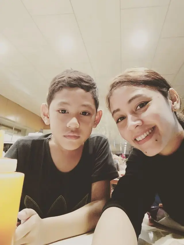 Sudah Jadi Ibu, Ini 6 Potret Kebersamaan Eky Renata AFI dan Anak