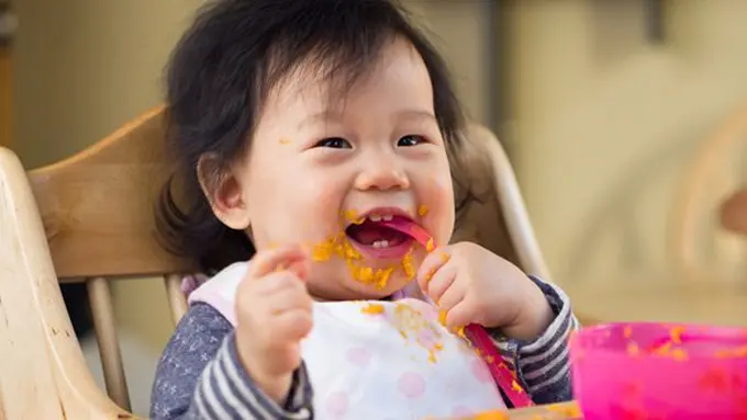 Anak suka makan junk food/copyright Shutterstock.com