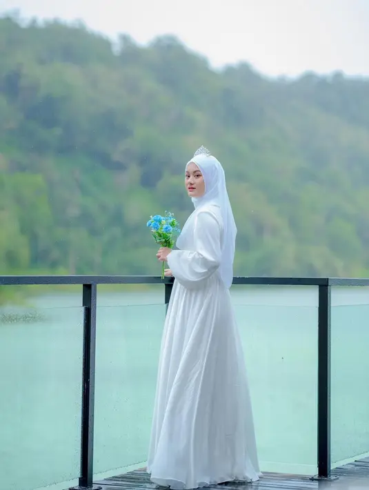 "Aku ketemu sama lingkungan yang baik. Selalu ingatkan aku untuk salat, membuka mataku bahwa hidupmu tuh cuma sementara. Lagi kayak dikasih hidayah lagi, nggak mungkin datang lagi nanti-nantinya," tutur Dinda Hauw. (Instagram/dindahw)