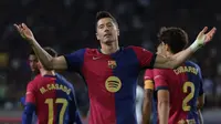 Penyerang Barcelona, Robert Lewandowski melakukan selebrasi usai mencetak gol pertama untuk timnya saat pertandingan Liga Spanyol melawan Getafe CF di Estadi Olimpic Lluis Companys, Barcelona, Rabu 25 September 2024 atau Kamis (26/9/2024) dini hari WIB. (LLUIS GENE/AFP)