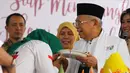 Cawapres nomor urut 1 Ma'ruf Amin dicium tangannya saat menghadiri deklarasi dukungan dari Perempuan Indonesia untuk Joko Widodo-KH Ma'ruf Amin (P-IJMA) di Jakarta, Sabtu (22/9). (Liputan6.com/Herman Zakharia)