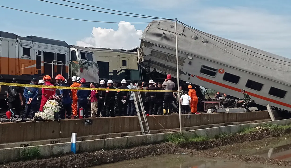 <p>Imbas kejadian ini, jalur rel kereta antara Haurpugur - Cicalengka untuk sementara tidak dapat dilalui. Upaya evakuasi terhadap penumpang yang berada di dua rangkaian kereta tengah dilakukan. (AP Photo/Abdan Syakura)</p>