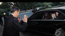 Jokowi melambaikan tangan kepada Menlu Kanada John Baird saat akan meninggalkan Balai Kota, Jakarta Pusat, Senin (4/8/2014) (Liputan6.com/Herman Zakharia)