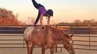 Angela Nunez Melakukan Yoga Diatas Kuda. Foto : Angela Nunez | horseyogagirl