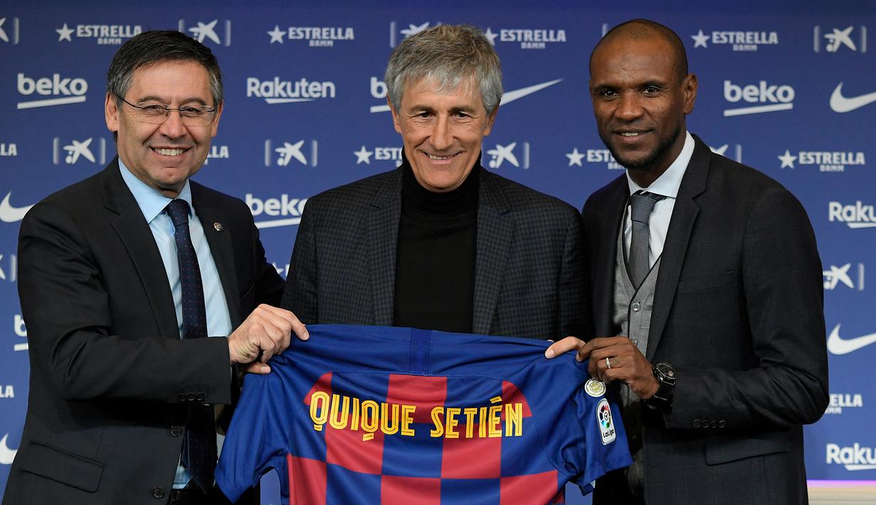Quique Setien didatangkan dari Real Betis, klub yang tidak punya nama besar pada Januari 2020. Ditambah lagi, Setien tidak mempunyai porto folio dan pengalaman ciamik untuk menangani klub sebesar Barcelona. Terbukti, ia cuma bertahan 7 bulan di Barcelona. (AFP/Lluis Gene)