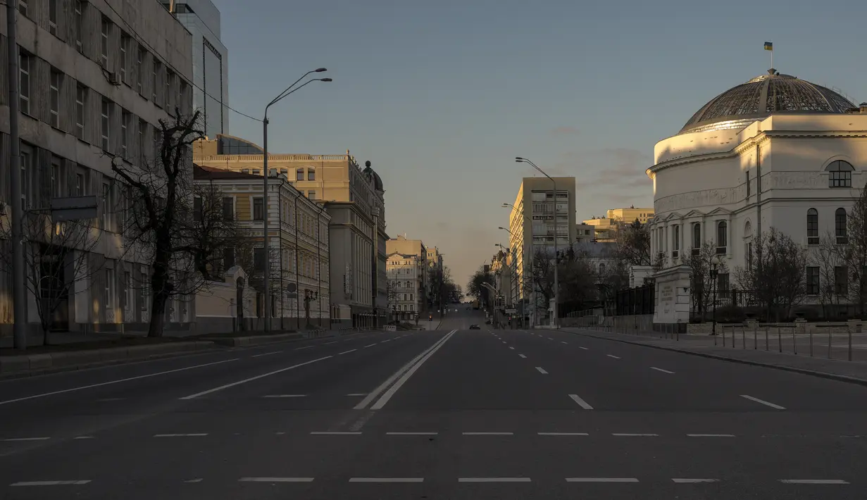 Jalan-jalan sepi ketika pihak berwenang mengumumkan jam malam 35 jam di ibu kota Ukraina, di pusat kota Kiev, Rabu (16/3/2022). Pemerintah Kota Kiev menerapkan jam malam ketika serangan Rusia ke Ibu Kota Ukraina itu semakin gencar. (AP Photo/Vadim Ghirda)