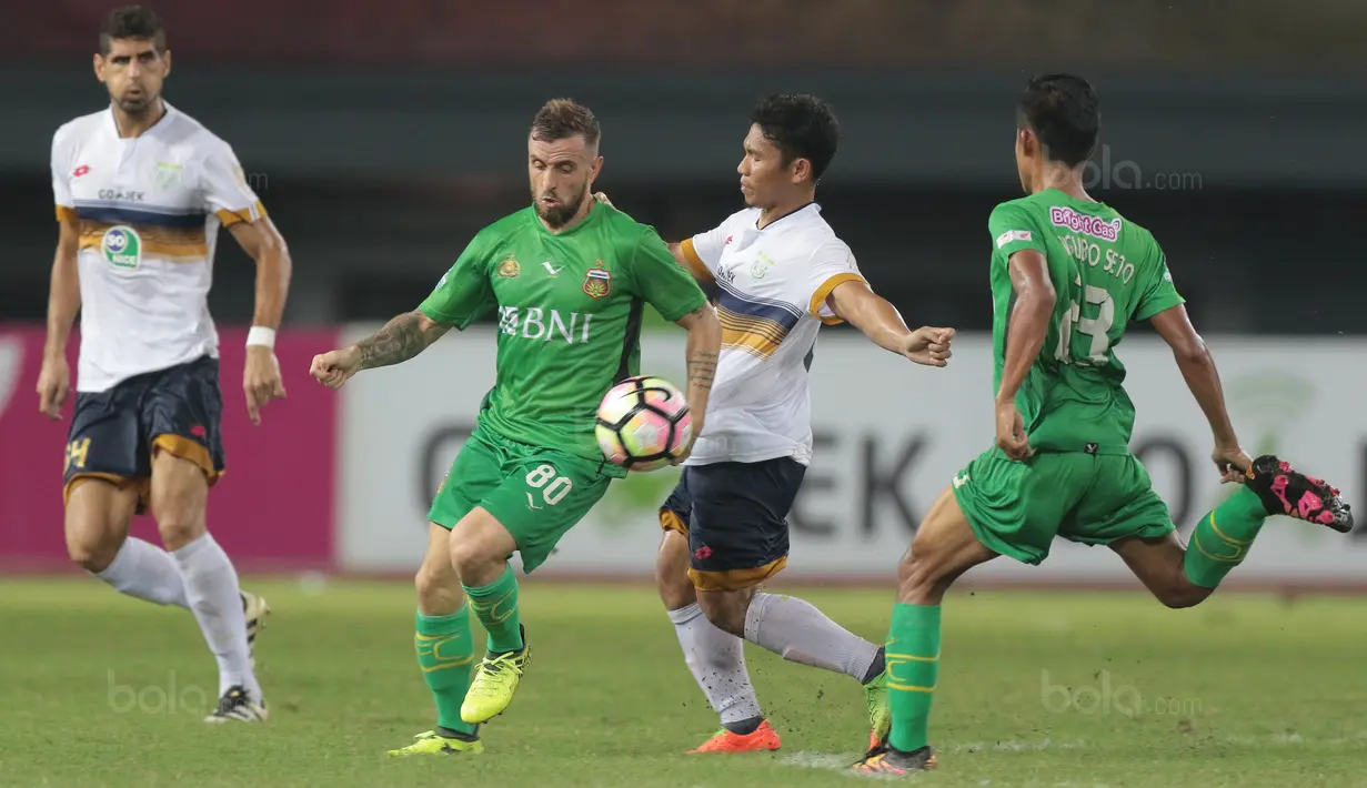 Pemain Bhayangkara FC, Paulo Sergio (2kiiri) berebut bola dengan pemain Persela Lamongan, Eka Ramdani (2kanan) pada lanjutan Liga 1 2017 di Stadion Patriot, Bekasi, (27/10/2017). Bhayangkara menang 3-1. (Bola.com/Nicklas Hanoatubun)