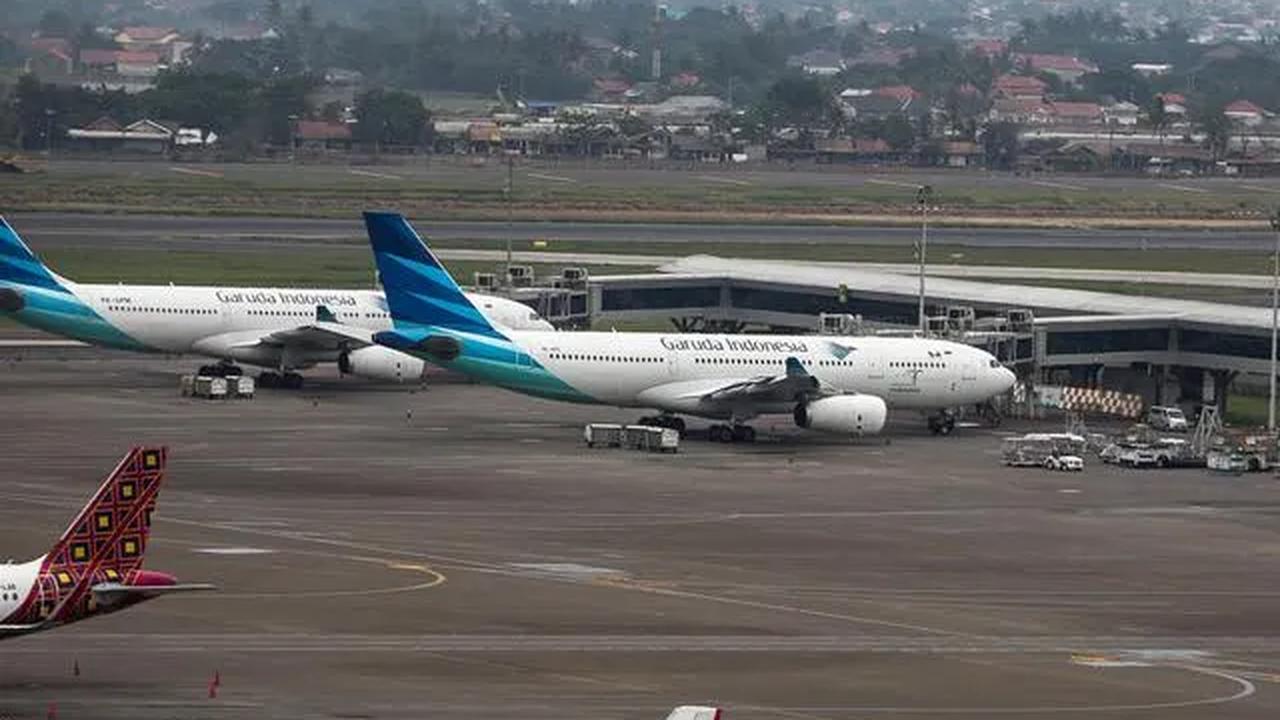 Kesiapan infrastruktur dan fasilitas di sisi udara (air side) dan sisi darat (land side) juga berperan vital dalam memastikan kelancaran penerbangan.