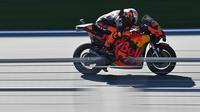 Pol Espargaro saat finis pertama pada sesi kualifikasi MotoGP Styria, Sabtu (22/8/2020). (JOE KLAMAR / AFP)