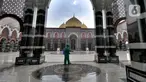 Petugas menyemprotkan disinfektan ketika melakukan sterilisasi di Masjid Kubah Emas, Depok, Rabu (12/5/2021). Penyemprotan dilakukan sebagai antisipasi penyebaran virus corona Covid-19 di masjid yang akan digunakan untuk pelaksanaan salat Idul Fitri 1442 Hijriah esok hari. (merdeka.com/Arie Basuki)