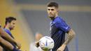 Gelandang timnas Amerika Serikat, Christian Pulisic berpartisipasi dalam sesi latihan resmi di Stadion Al-Gharafa SC, di Doha, Kamis (24/11/2022). Pertandingan Timnas Inggris vs Timnas Amerika Serikat bakal tersaji pada matchday 2 Grup B Piala Dunia 2022 di Al Bayt Stadium, Sabtu 26 November 2022 dini hari WIB. (AP Photo/Ashley Landis)