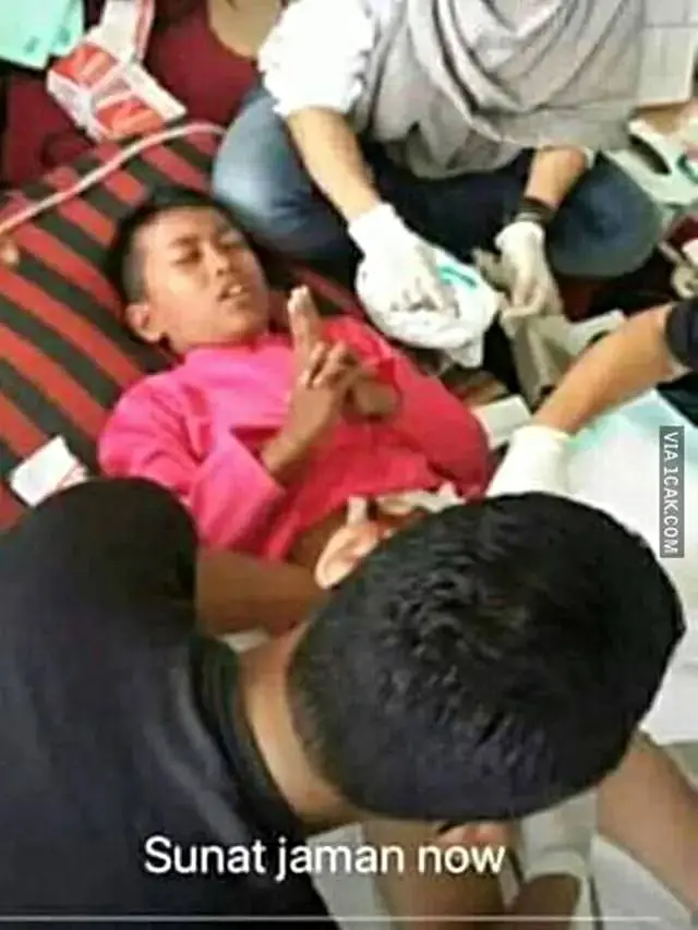 8 Potret Nyeleneh Bocah saat di Sunat Ini Bikin Ekspresi Kocak