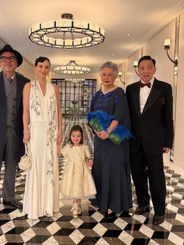 Julie Estelle Sedang Hamil Anak ke-2 saat liburan ke Hong Kong dengan gaya vintage. [@julstelle]