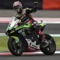 Jonathan Rea akhirnya mampu merebut posisi terdepan saat balapan tinggal tersisa lima lap lagi. Pembalap tim Kawasaki tersebut  akhirnya mampu menjuarai Race 1 WSBK Mandalika 2021. (AFP/Achmad Ibrahim)