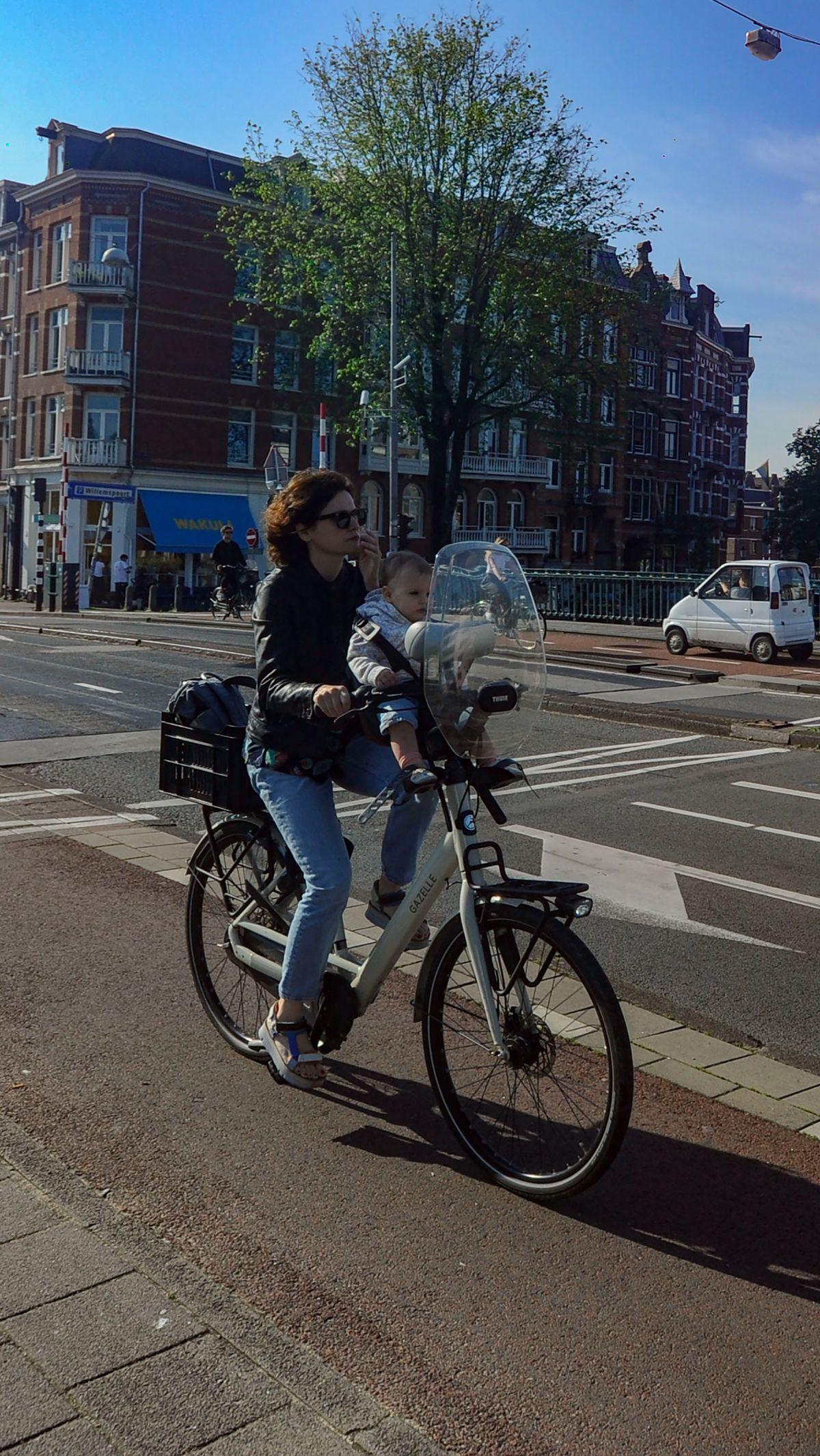 Infrastruktur yang memadai, budaya bersepeda yang tinggi, dan atmosfer kota yang indah menjadikan Amsterdam surga bagi para pesepeda.&nbsp;Merdeka.com/Arie Basuki