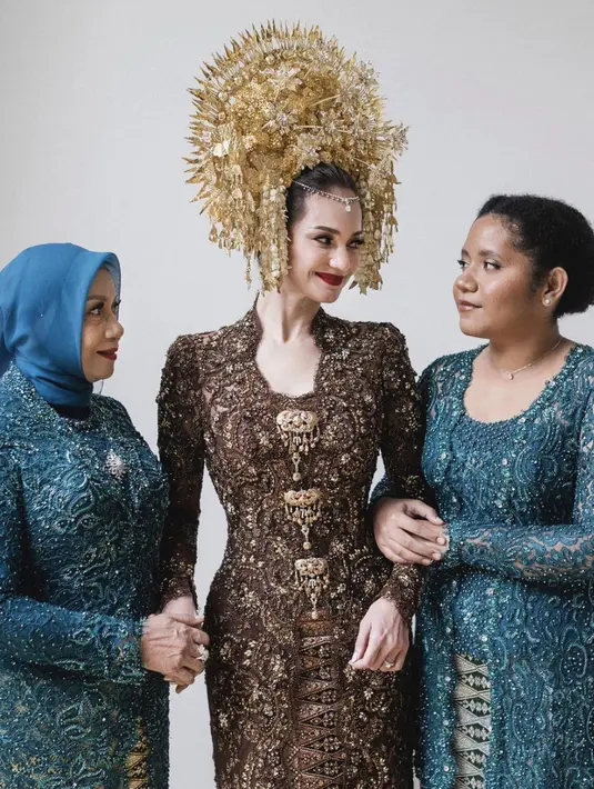 Bronze juga menambah nilai kemewahan suatu kebaya. Kali ini, ia hadirkan cutting yang manis pada bagian dada. Ditambah lahi keistimewaan payet yang jadikan kebaya kian megah.  [Foto: Instagram/ Enzy Storia]