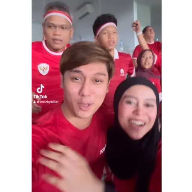 Potret 6 Pasangan Artis Nonton Indonesia Vs Filipina, Kompak Pakai Jersey Merah