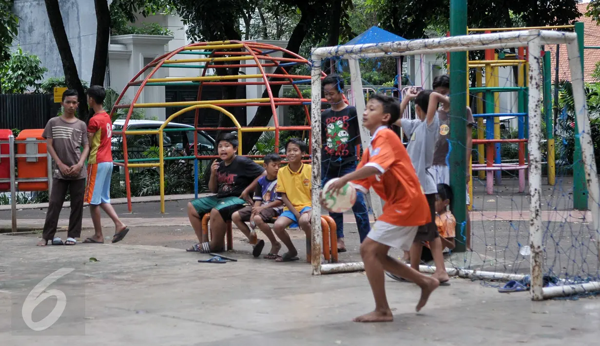Sejumlah anak bermain sepak bola di RPTRA Amir Hamzah, Pengangsaan, Menteng, Jakarta Pusat, Rabu (1/3). Pemprov DKI Jakarta ajak kembali pihak swasta berkontribusi membangun RPTRA melalui program CSR. (Liputan6.com/Yoppy Renato)