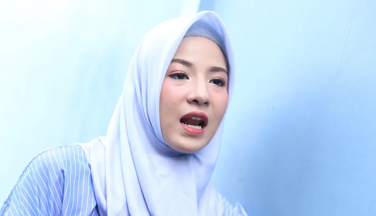 "Ya naik turun gitu sih imannya. Ya aku pun juga. Aku juga enggak berasa jadi istri yang soleha juga karena masih banyak kurangnya juga," kata Natasha Rizki di kawasan Mampang Prapatan, Jakarta Selatan, Rabu (4/4/2018). (Nurwahyunan/Bintang.com)