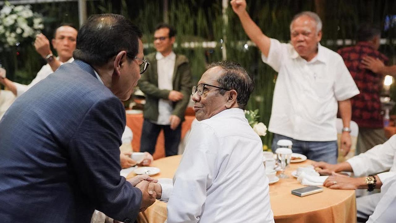 Tiga Serangkai Mantan Menteri Era Jokowi Kumpul Bareng, Pak Bas Berdiri Kepalkan Tangan