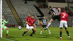 Pemain Newcastle United Andy Carroll (kanan atas) menyundul bola ke gawang Morecambe pada pertandingan Piala Liga Inggris di The Globe Arena, Morecambe, Inggris, Rabu (23/9/2020). Newcastle United mengalahkan Morecambe dengan skor 7-0. (Alex Pantling/Pool Photo via AP)