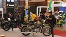 Pengunjung melihat pameran Indonesia Motorcycle Show (IMOS) 2018 di JCC, Jakarta, Rabu (31/10). Pameran ini ditargetkan menjadi barometer bagi para pelaku industri, komunitas sepeda motor, dan konsumen. (Liputan6.com/Angga Yuniar)