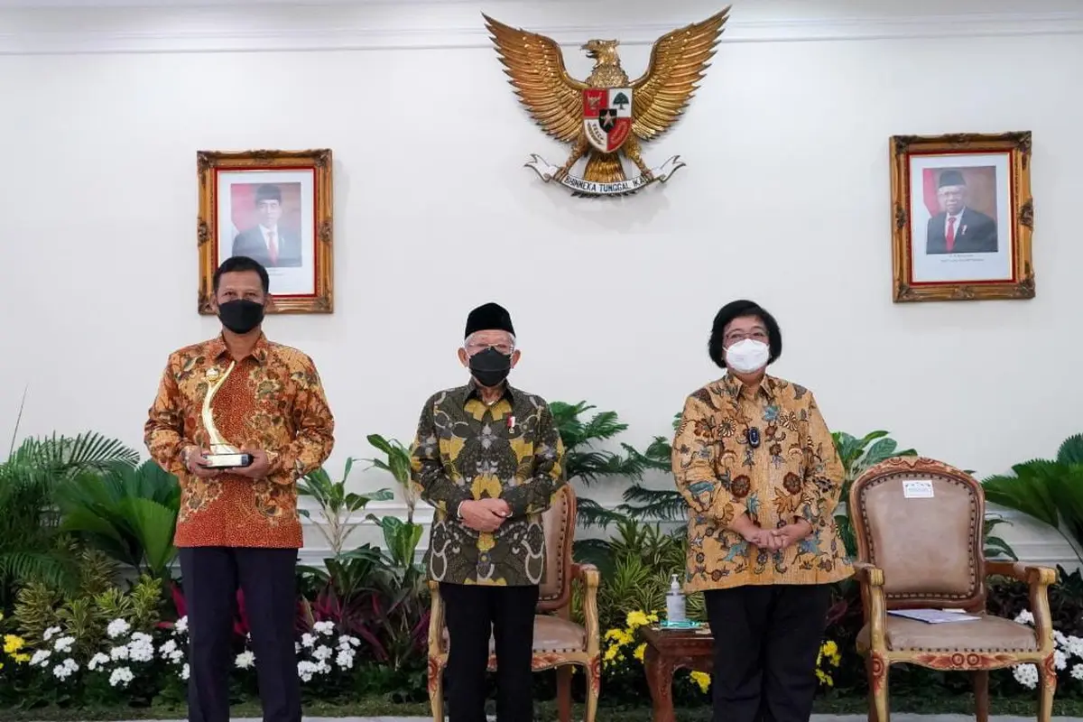 Direktur External PT Adaro Indonesia, Priyadi, Wapres RI Ma'ruf Amin, Menteri LKHK Siti Nurbaya Bakar.