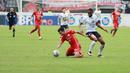 Pemain Rans Nusantara FC, Yanis Mbombo, berusaha melewati pemain Persija Jakarta, Firza Andika, pada pekan ke-22 BRI Liga 1 2022/23  di Stadion Patriot Candrabhaga, Bekasi, Jumat (3/2/2023). Serangan bertubi-tubi Persija ini membuat RANS kewalahan. (Bola.com/M Iqbal Ichsan)