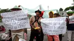 Beberapa warga melakukan unjuk rasa di depan Istana Negara, Jakarta, Senin (17/1). Dalam aksinya, mereka menolak pembangunan mega proyek Pembangkit Listrik Tenaga Uap (PLTU) di Cirebon. (Liputan6.com/Helmi Fithriansyah)