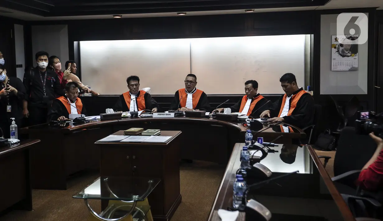 Wakil Ketua Mahkamah Partai DPP Gerindra Wihadi Wiyanto (tengah) bersama pimpinan majelis saat rapat pemecatan Mohamad Taufik sebagai kader Partai Gerindra di DPP Gerindra, Ragunan, Jakarta Selatan, Selasa (7/6/2022). Gerindra memecat Taufik karena dinilai menyalahi kesepakatan sidang pada Februari lalu, tidak loyal, dan kerap bermanuver di luar jalur kebijakan partai. (Liputan6.com/Johan Tallo)