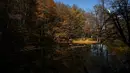Orang-orang menikmati hari musim gugur yang cerah di Taman Nasional Yedigoller di distrik Bolu, Turki pada 9 November 2021. Taman Nasional Yedigoller mengundang banyak pecinta alam untuk berkemah, ataupun sekedar menikmati ketenangan. (Ozan KOSE / AFP)