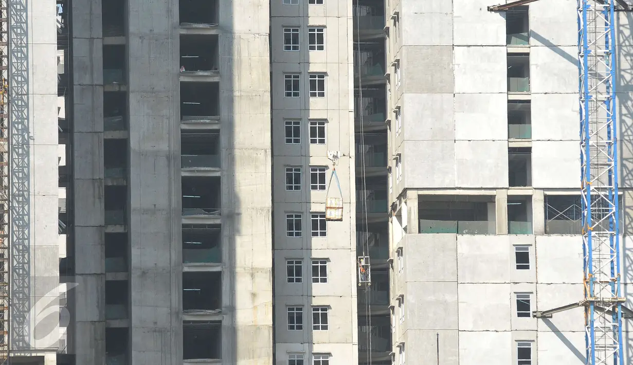 Progres pembangunan fisik Wisma Atlet Kemayoran saat ini sudah mencapai 70 persen dan akan selesai Oktober 2017, Jakarta, Jumat (12/5). (Liputan6.com/Helmi Afandi)
