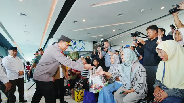 Hadapi libur Natal 2024 dan Tahun Baru 2025 (Nataru), Kapolri Jenderal Listyo Sigit Prabowo tinjau Pelabuhan Merak.