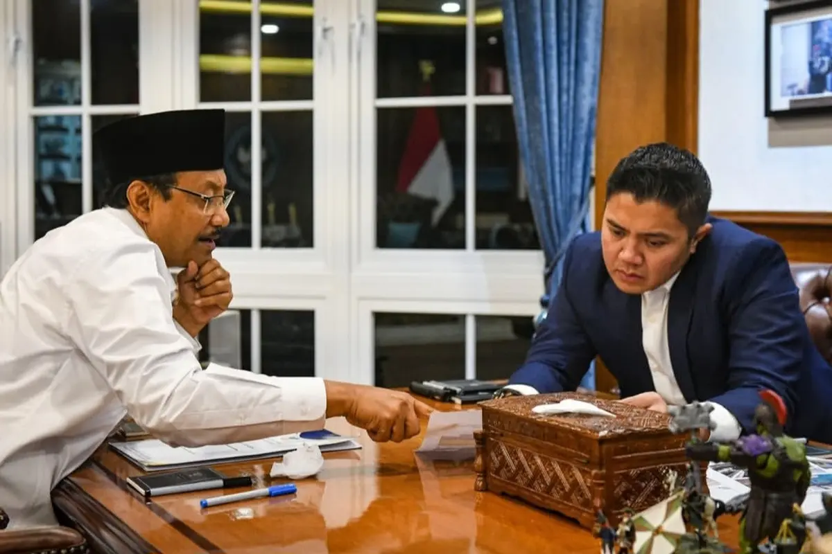 Sekretaris Kabinet atau Seskab Teddy Indra Wijaya bertemu Menteri Sosial (Mensos) Saifullah Yusuf atau Gus Ipul di Kantor Sekretariat Kabinet, Jakarta, Rabu (28/1/2026) malam.