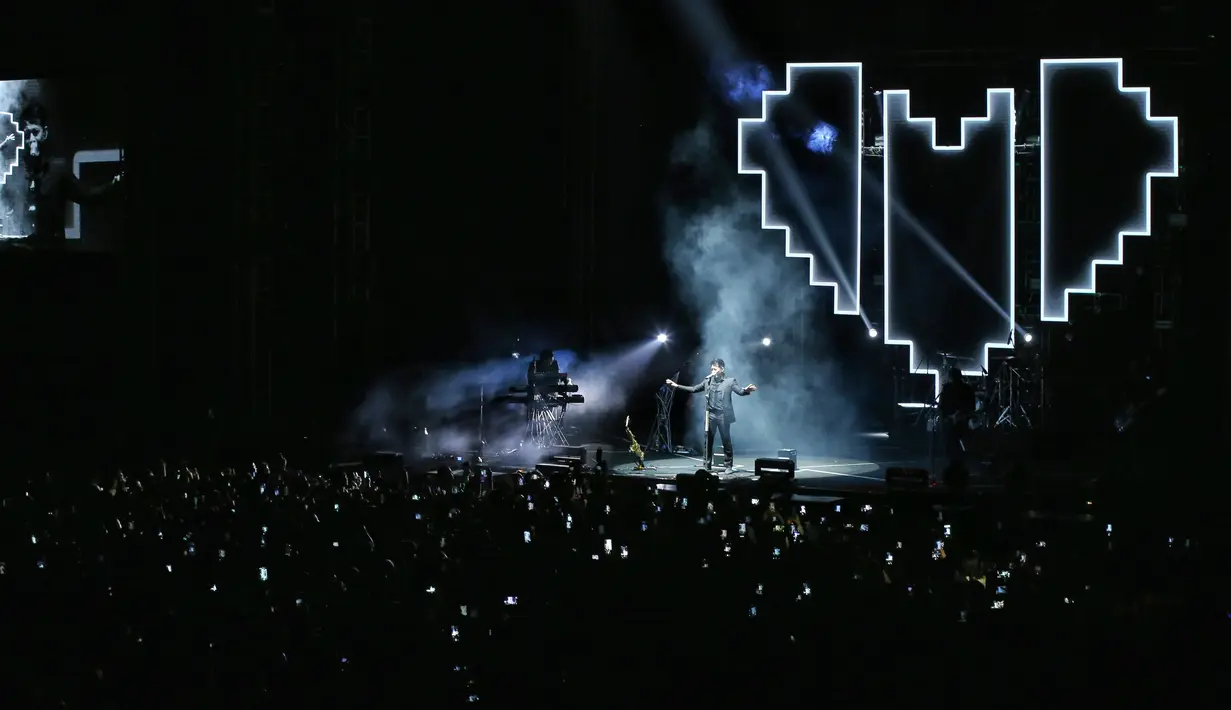 Sekitar pukul 08.45 WIB malam hari,  Ariel dan personel NOAH lainnya mulai beraksi di atas panggung. Suasana berkabung pun tampak jelas,  mereka mengenakan busana formal setelan jas dengan warna gelap. (Adrian Putra/Fimela.com)