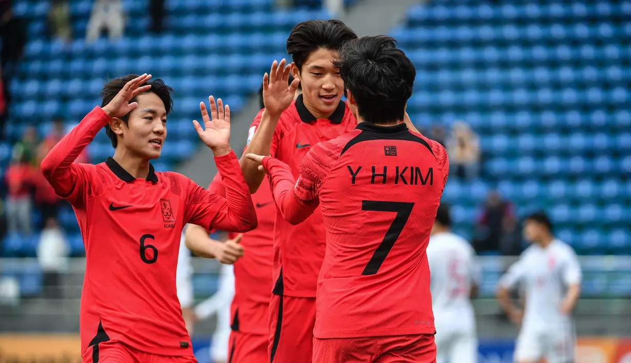Para pemain Korea Selatan U-20 merayakan gol penyeimbang 1-1 ke gawang China U-20 yang dicetak Kim Yong-hak (kanan) pada laga perempatfinal Piala Asia U-20 2023 di JAR Stadium, Tashkent, Uzbekistan, Minggu (12/3/2023). (AFC/Hasan Pirmuhamedov)