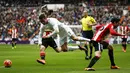 Striker Real Madrid, Cristiano Ronaldo, terjatuh saat berebut bola dengan pemain Athletic Bilbao pada laga La Liga di Stadion Santiago Bernabeu, Spanyol, Sabtu (13/2/2016). Real Madrid berhasil menaklukan Bilbao 4-2. (Reuters/Andrea Comas) 