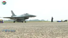 Para penerbang mempersiapkan diri dengan pesawat tempur milik TNI Angkatan Udara.