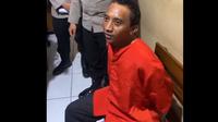 Pria 40 tahun yang menguntit dan mengganggu anak SMA di Tasikmalaya hingga menyebabkan trauma dan perusakan properti akhirnya ditahan kepolisian (Foto: Screen capture video IG @tasikasik.id).