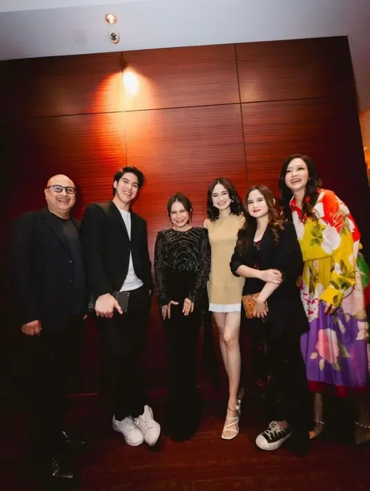 Artis muda yang diisukan tengah berpacaran, El Rumi dan Syifa Hadju turut hadir. El dengan setelan jas hitamnya, sedangkan Syifa dengan atasan warna cream dan mini skirt putihnya. [@armanfebryan].