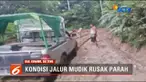 Untuk bisa tembus melintas di jalan ini, warga bersama para sopir saling bergotong-royong mengguanakan tali tambang menarik mobil.