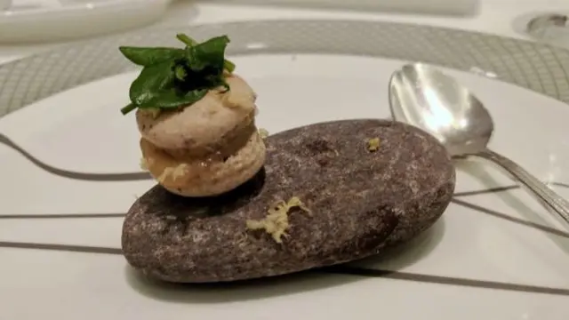 Restoran ini sajikan makanan dengan cara aneh (foto: Boredpanda)