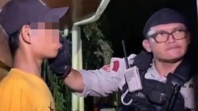 <span>Polisi Ambarita beberapa kali sempat viral di media sosial. (Sumber: Youtube/RAIMASBACKBONE OFFICIAL)</span>