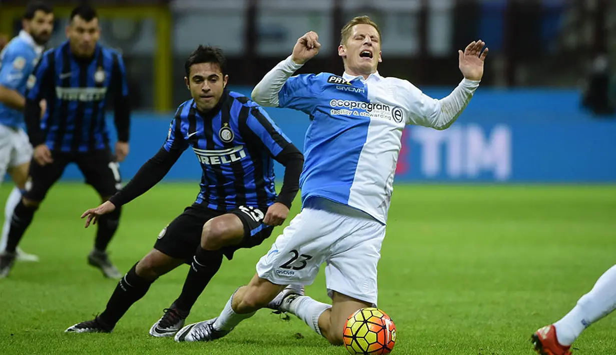 Penyerang anyar Inter Milan, Eder, berebut bola dengan gelandang Chievo, Valter Birsa. Bagi Inter ini merupakan kemenangan pertama setelah empat laga Serie A terakhir selalu gagal menang. (AFP/Olivier Morin)
