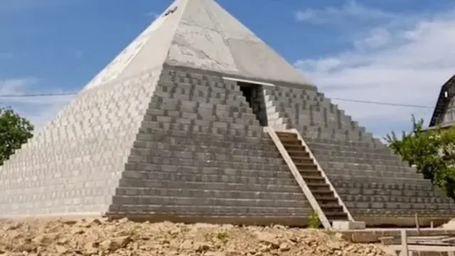 Replika Piramida di Rusia