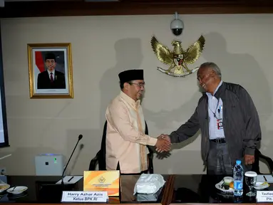 Ketua BPK Harry Azhar Aziz (kiri) bersalaman dengan Plt Ketua KPK  Taufiequrachman Ruki sebelum menggelar rapat di Gedung BPK, Jakarta, (11/3/2015). Pertemuan dua pimpinan lembaga tinggi negara ini berlangsung tertutup. (Liputan6.com/Helmi Fithriansyah)