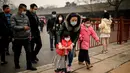 Orang-orang tiba di pintu masuk Kota Terlarang pada hari kedua Tahun Baru Imlek di pintu keluar Kota Terlarang di Beijing (13/2/2021). Tahun Baru Imlek menandai Tahun Sapi pada 12 Februari. (AFP Photo/Noel Celis)