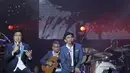 Penyanyi Adera duet bersama Glenn Fredly dalam konser 'Harmonia: Titik Balik' di Balai Sarbini, Jakarta, Kamis (14/2).  Adera  dan Glenn silih berganti akan menghibur penonton yang hadir dengan suara dan kisah-kisah pribadi. (Fimela.com/ Bambang E. Ros)