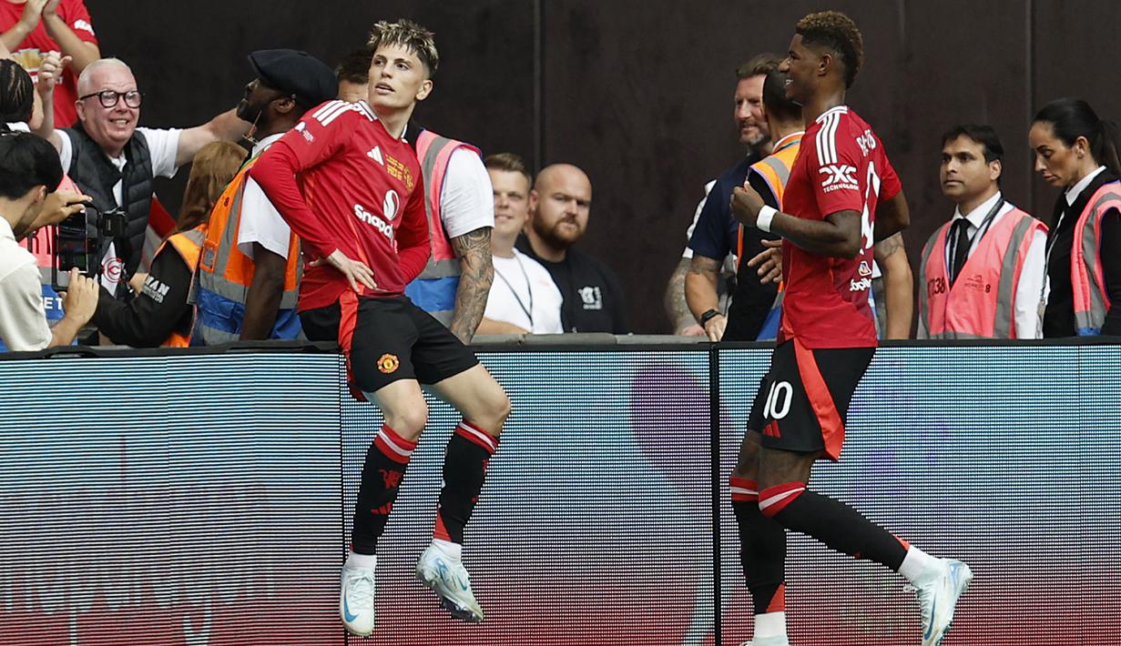 Selebrasi gelandang Manchester United, Alejandro Garnacho (kiri) setelah mencetak gol ke gawang Manchester City pada laga Community Shield 2024 di Wembley Stadium, London, Sabtu (10/8/2024). (AP Photo/David Cliff)